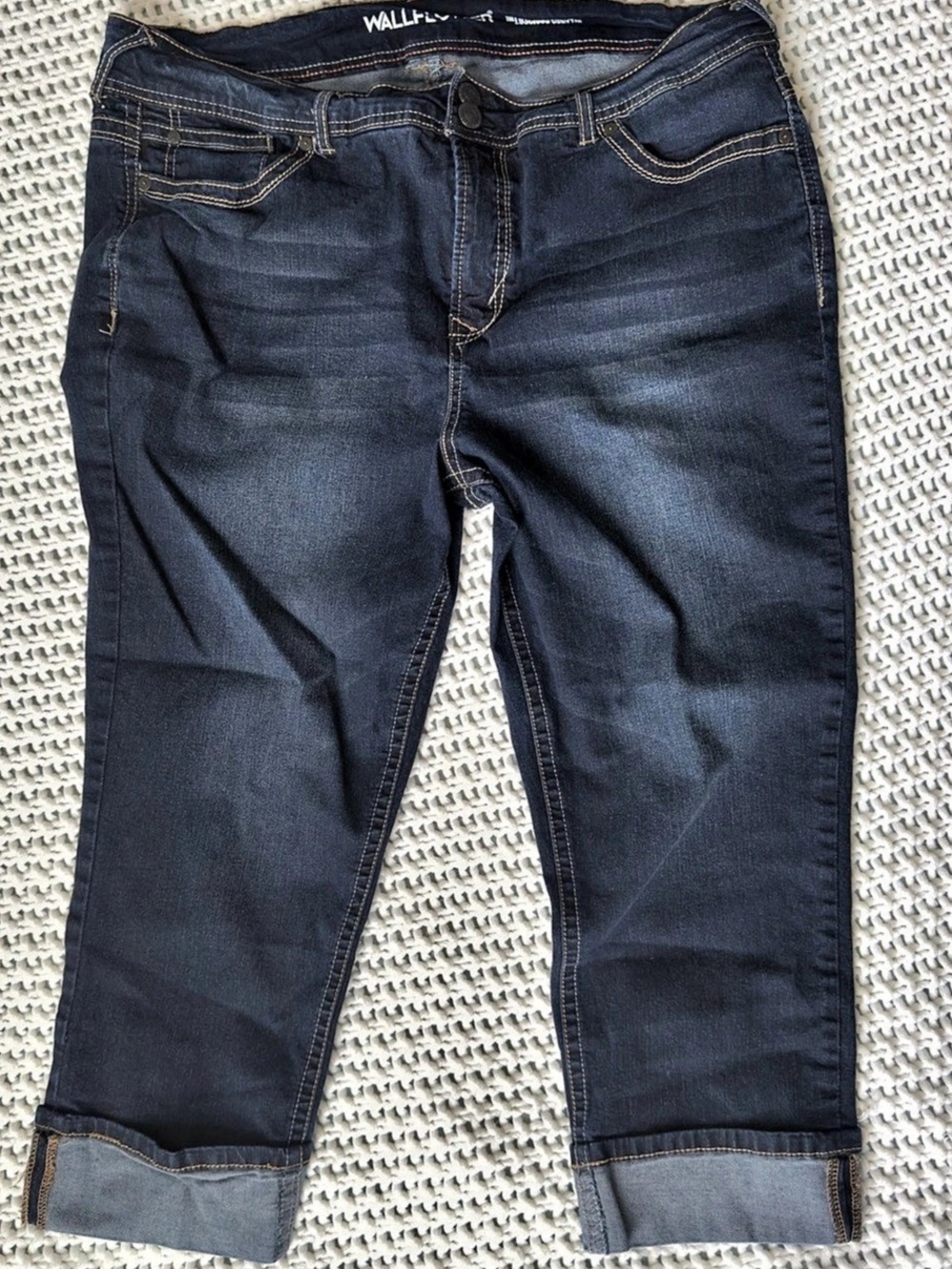 WallFlower size 20 crop Luscious Curvy Mid-Rise Capri Jeans Blue fold up leg